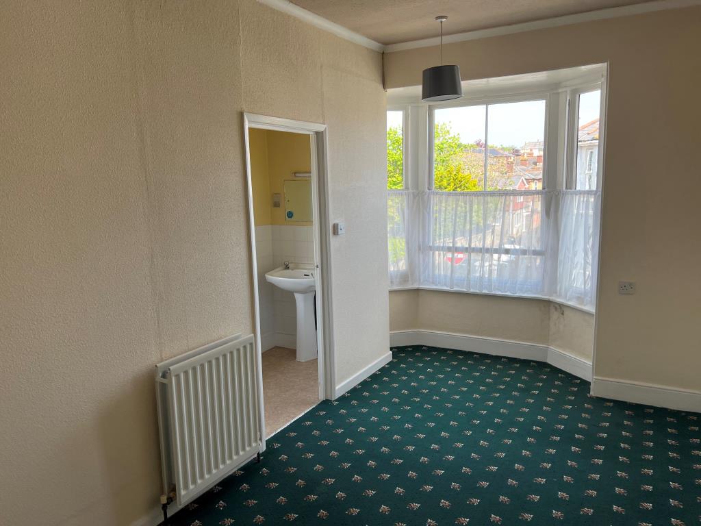 Lot: 85 - TOWN CENTRE SIX-BEDROOM HOUSE WITH POTENTIAL - A first floor bedroom with the doorway to the En-Suite